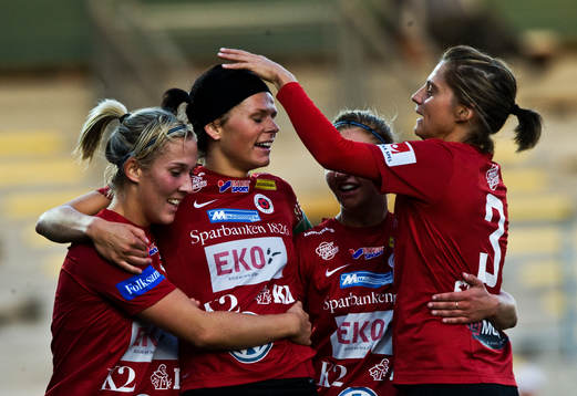  Susanne Moberg, Kristianstad får en klapp på huvudet av Therese Björck. Jubel, glädje.