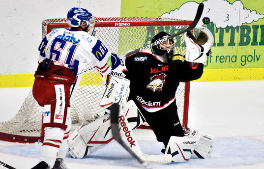 Markus Svensson, målvakt, Malmö, räddar. Mattias Guter
