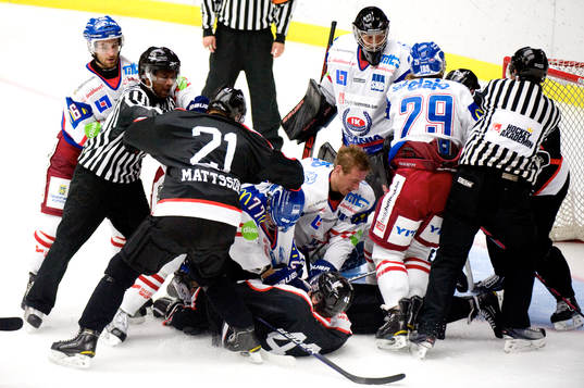 Stökigt framför mål