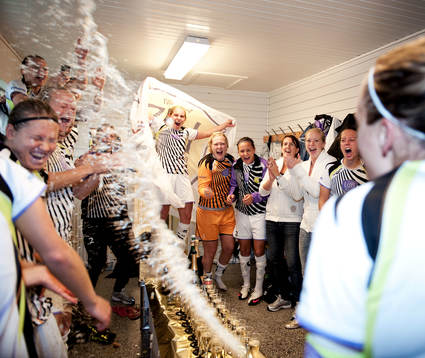  Jubel i Malmös omklädningsrum efter SM-guldet (Svenska Mästare, SM-guld, jubel, glädje)