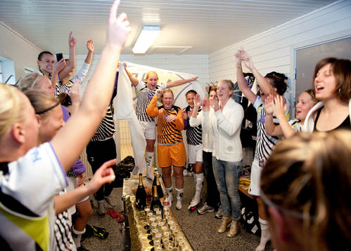   Jubel i Malmös omklädningsrum efter SM-guldet (Svenska Mästare, SM-guld, jubel, glädje)