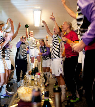   Jubel i Malmös omklädningsrum efter SM-guldet (Svenska Mästare, SM-guld, jubel, glädje)