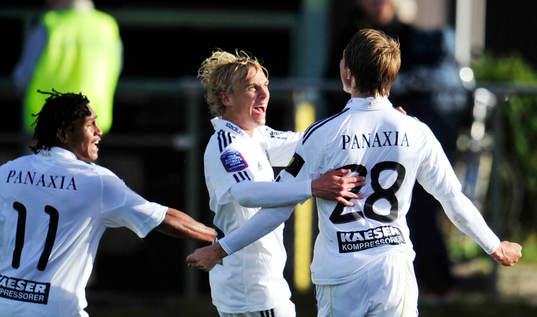  Viktor Lundberg, AIK, jubel med Pontus Engblom och Antonio Flavio.