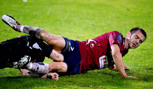  Björn Anklev, Örgryte fångar en spelare från Trollhättan i bensaxen.