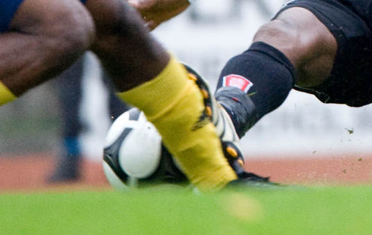  Cheick Diallo, Motala och Guyguy Lema, Hässleholm. (tackling, stämpling)