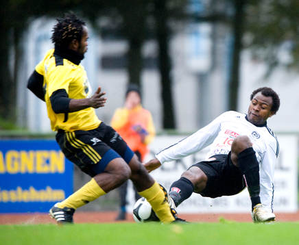  Cheick Diallo, Motala och Guyguy Lema, Hässleholm. (tackling, stämpling)