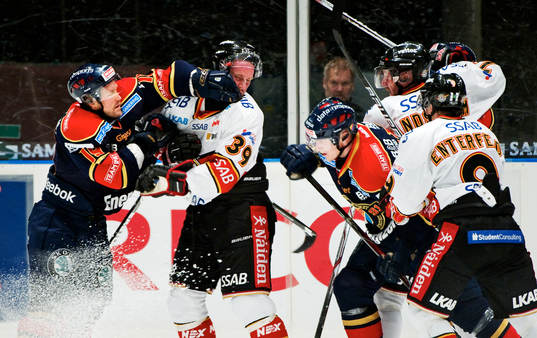 Jimmie Ölvestad, Djurgården, slår till Robin Jonsson,