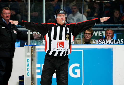 Tim Eriksson, domare, dömer bort Mathias Tjärnqvists