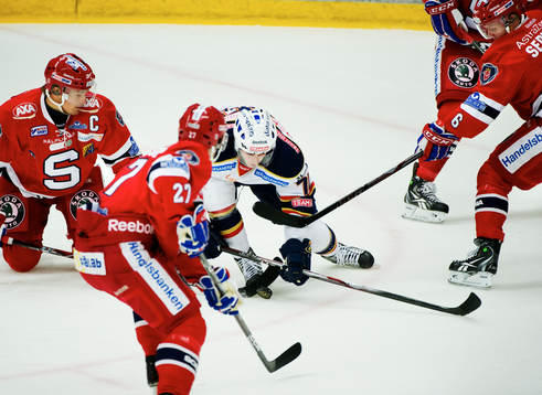 Mario Kempe, Djurgården, försöker att ta sig igenom