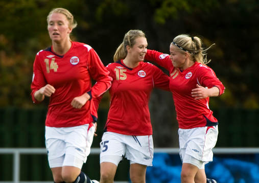  Martine Nesse, Ine M Wedaa och Therese Åsland, Norge efter reducering 2-1. Jubel.