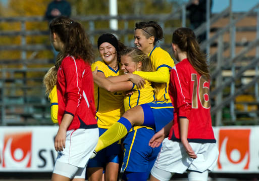  Julia Wahlberg, Maja Andersson och Marija Banusic, Sverige, jubel efter 1-0.