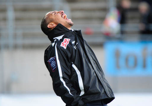  Henrik Larsson, tränare Landskrona skriker ut sin besvikelse.