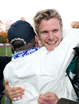  Norrköping firar det allsvenska kontraktet, här kramas målvakten Niklas Westberg. Jubel, glädje.