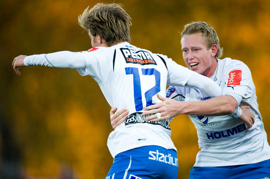  1-2, vilt Norrköpings-jubel med Anders Whass i spetsen och denne grattar målskytten Christoffer Nyman, 18 år. Jubel, glädje.