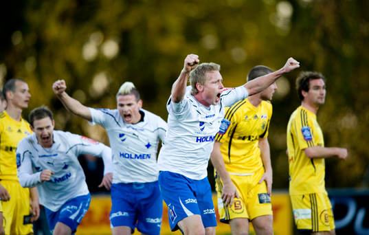  1-2, vilt Norrköpings-jubel med Anders Whass i spetsen. Jubel, glädje.