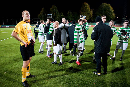 Oskar Wahlström, målvakt Västerås tar en sekund och