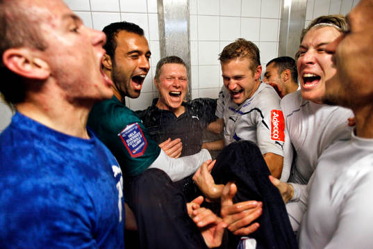   Spelarna i Norrköping firar att de fixat en plats i Allsvenskan 2011, med att duscha tränaren Göran Bergort,  efter att ha vunnit matchen mot Ängelholm i Superettan .