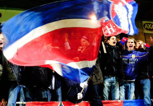 Supporter, fans, klack, jubel, flagga