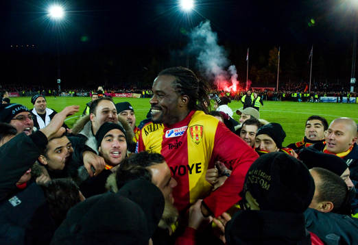  Tvåmålsskytten Peter Ijeh, Syrianska gratuleras efter segern och allsvenskt kontrakt.  Jubel, glädje.