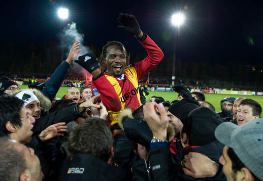  Tvåmålsskytten Peter Ijeh, Syrianska gratuleras efter segern och allsvenskt kontrakt.  Jubel, glädje.