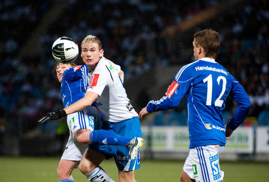  Petru Racu, Norrköping slåss för bollen