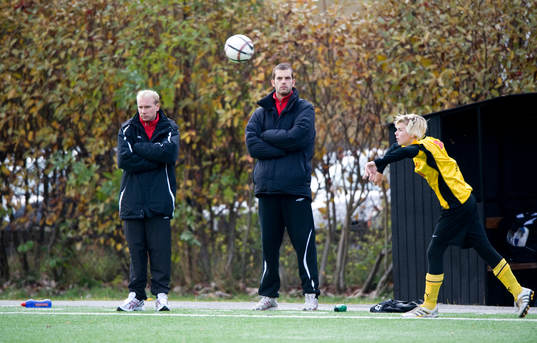  Ledarna Daniel Nilsson och Joel Ringström och Viktor Bengtsson kastar ett inkast.