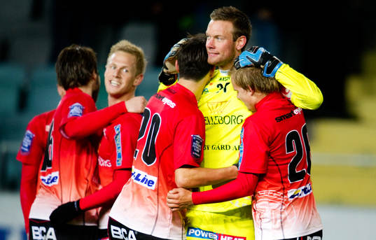 Viktor Noring, målvakt, kramar om Yousef Fakhro och