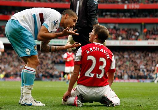  Manuel Da Costa, West Ham diskuterar med Andrey Arshavin, Arsenal, efter en straffsituation.
