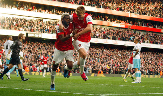  Alexandre Song, Arsenal, jubel med Nicklas Bendtner efter mål.
