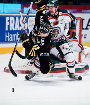 Ville Mäntymaa, Frölunda, fäller David Engblom, AIK