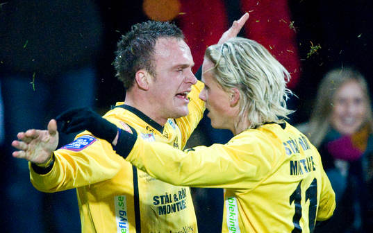  Mjällbys två målskyttar, Marcus Ekenberg som grattas av Adam Berner efter 2-1. Jubel.