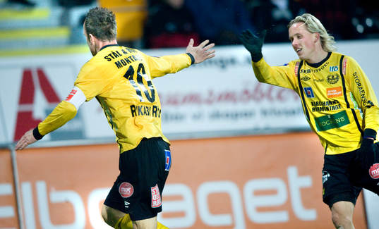  Mjällbys två målskyttar, Marcus Ekenberg som grattas av Adam Berner efter 2-1