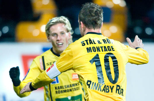  Mjällbys två målskyttar, Marcus Ekenberg som grattas av Adam Berner efter 2-1. Jubel.
