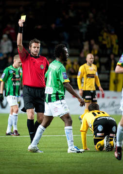  Sven-Martin Åkesson, domare, visar gult kort, varning,  Ruben Ayarna, Gais.