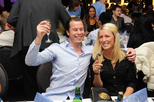  Daniel Andersson med sin fru Cecilia. Svenska Mästare 2010, SM-guld, jubel, glädje.
