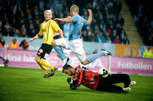Mattias Asper, målvakt, Mjällby räddar framför Daniel