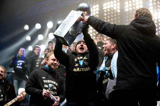  Svenska Mästare 2010, SM-guld, jubel, glädje. Ulrich Vinzents med Lnnart Johanssons Pokal.