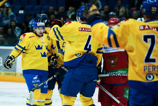 Robert Nilsson, Sverige, gratuleras till sitt 1-0-mål