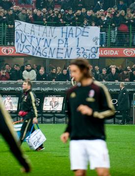 Banderoll, skylt på svenska riktad mot Zlatan Ibrahimovic