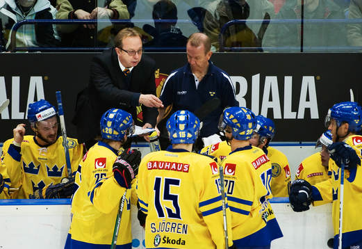 Pär Mårts, förbundskapten, pratar med spelarna