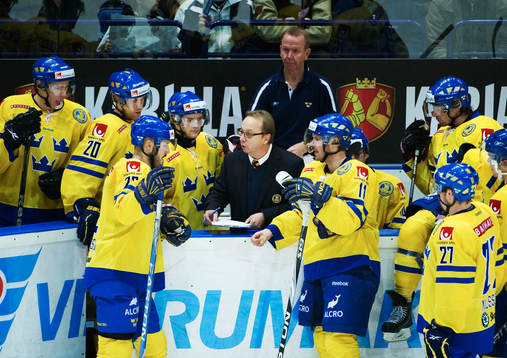 Pär Mårts, förbundskapten, pratar med spelarna