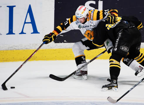 Jimmie Ericsson, Skellefteå, stoppas av David Engblom, AIK