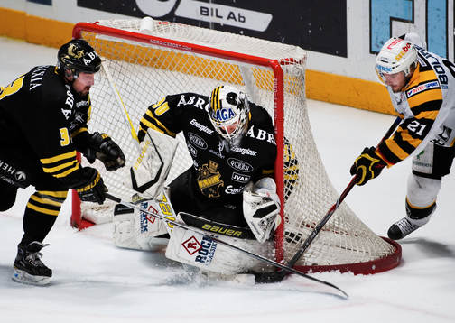 David Engblom och Viktor Fasth, målvakt, AIK, ser till att