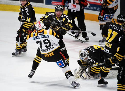 David Engblom, AIK, tacklar Fredrik Warg, Skellefteå