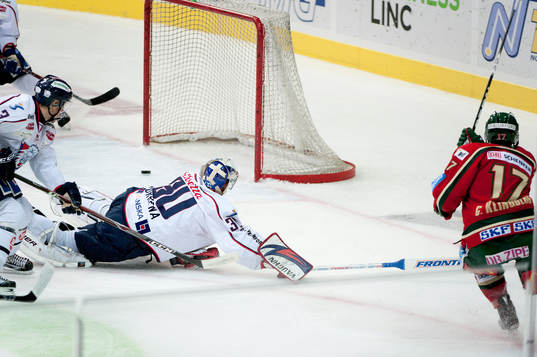 Carl Klingberg, Frölunda, missar chans i första.  Fredrik