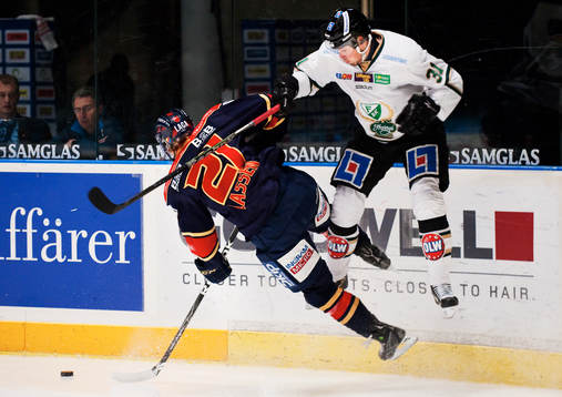 Stefan Lassen, Djurgården, blir tacklad av Dick Axelsson,