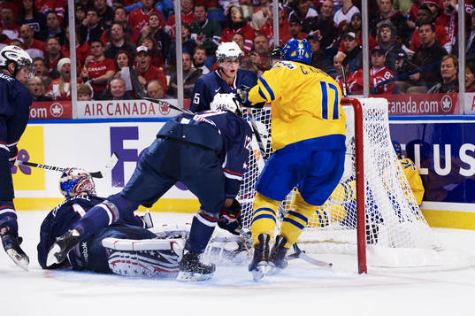 Carl Klingberg, Sverige, är framme och stöter i närheten