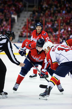 Nicklas Bäckström, Washington, tekar mot Marty Reasoner,