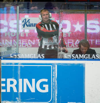 Christer Lärking, domare. kollar med videodomare, video,