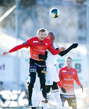  Kulan i luften, Fredrik Jensen, Trelleborg och Jeffrey Aubynn, Malmö, nickduell.